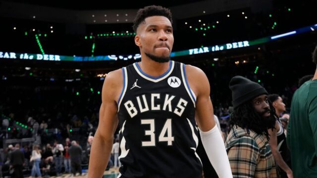 Giannis Antetokounmpo dalam pertandingan NBA bersama Milwaukee Bucks