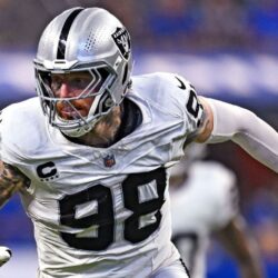 Maxx Crosby saat konferensi pers, relevansi berita NFL
