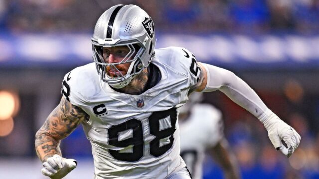Maxx Crosby saat konferensi pers, relevansi berita NFL