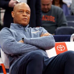 Pelatih basket Syracuse Adrian Autry dipecat setelah tiga musim, fokus pada masa depan tim.