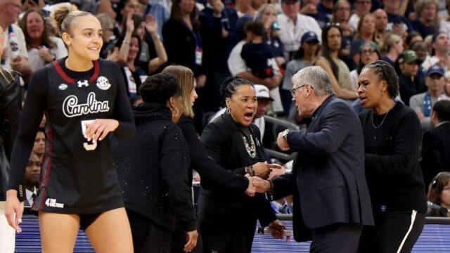 Geno Auriemma minta maaf kepada South Carolina setelah insiden emosional