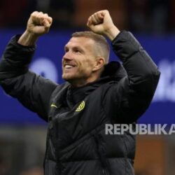 Edin Dzeko perpanjang kontrak di Schalke hingga 2026